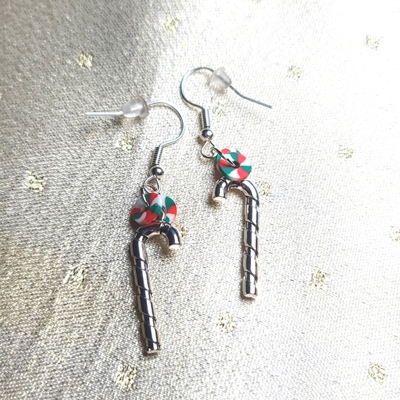 🎄 Candy Cane silvertone dangle earrings; Peppermint Christmas Holiday NWT - Picture 2 of 2